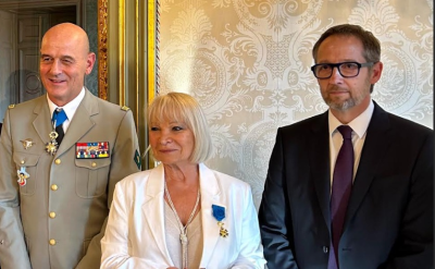 Annie Gagnière entourée du Général Eric Ozanne et du préfet Jérôme Bonnet
